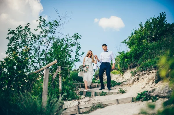 Casal de casamento nas montanhas — Fotografia de Stock