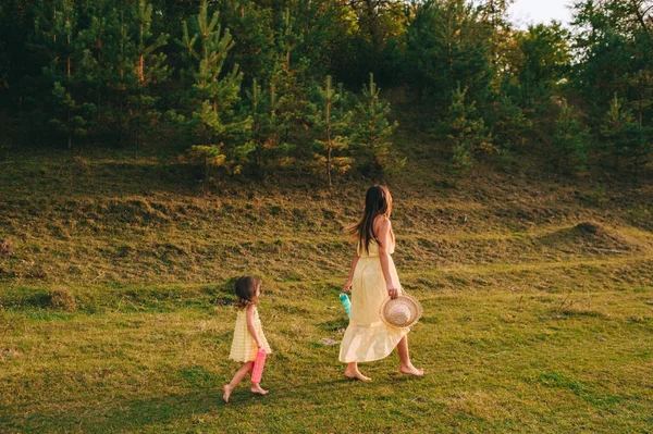 Madre e hija al aire libre —  Fotos de Stock