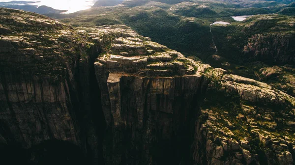 Cliff Preikestolen op fjord Lysefjord — Stockfoto