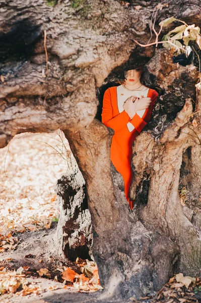 Flicka i en mystisk skog — Stockfoto