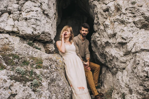 Loving couple in the mountains — Stock Photo, Image