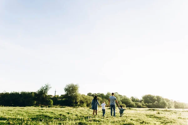 Joyeux jeune famille — Photo