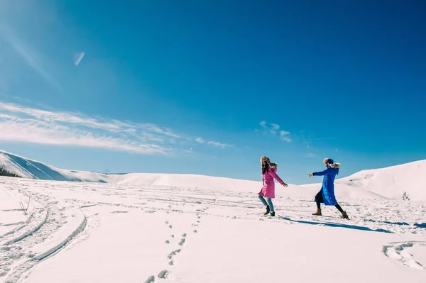 Ragazze divertirsi sulla neve — Foto Stock