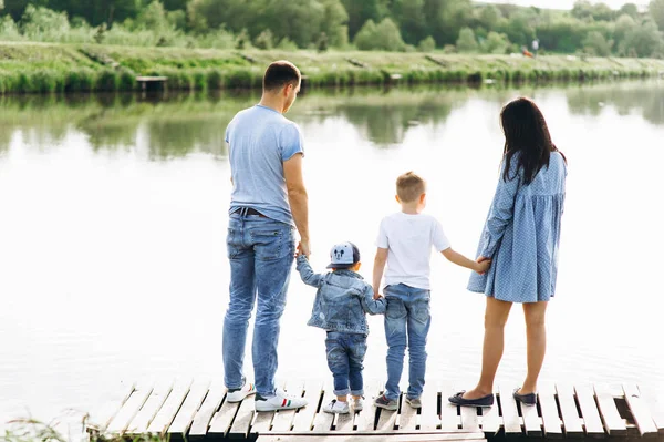 Familia feliz cerca del río —  Fotos de Stock