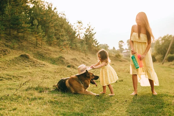 Anya séta és kis lánya — Stock Fotó