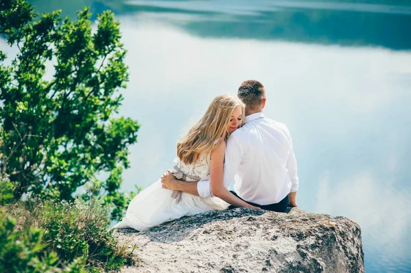 Bonito jovem casal — Fotografia de Stock