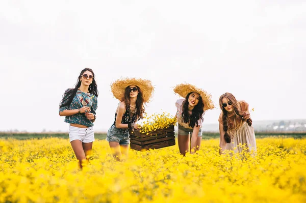 Κορίτσια σε ένα πεδίο με κίτρινα λουλούδια — Φωτογραφία Αρχείου