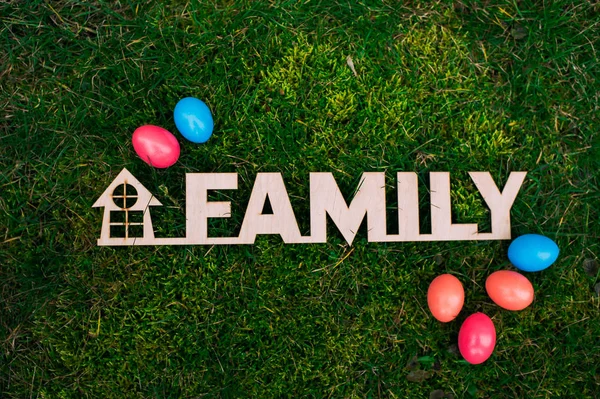 Letras Madera Familia Huevos Pascua Sobre Hierba Verde — Foto de Stock