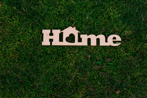 Letras Madera Casa Sobre Hierba Verde Fondo — Foto de Stock