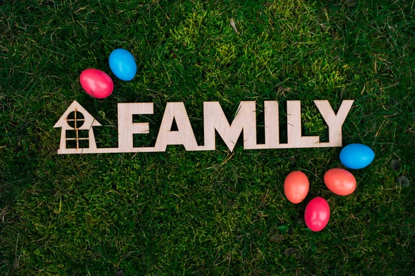 Letras Madera Familia Huevos Pascua Sobre Hierba Verde — Foto de Stock