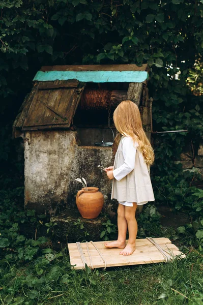 Yeşil Bir Arka Plan Üzerinde Iyi Beyaz Saçlı Küçük Kız — Stok fotoğraf