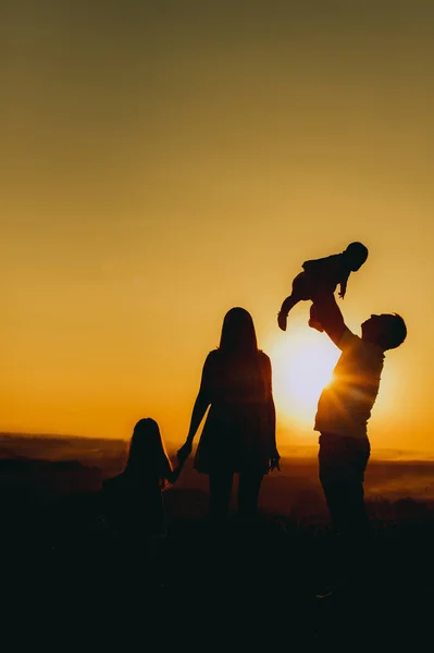 Harika bir manzara ile aile — Stok fotoğraf