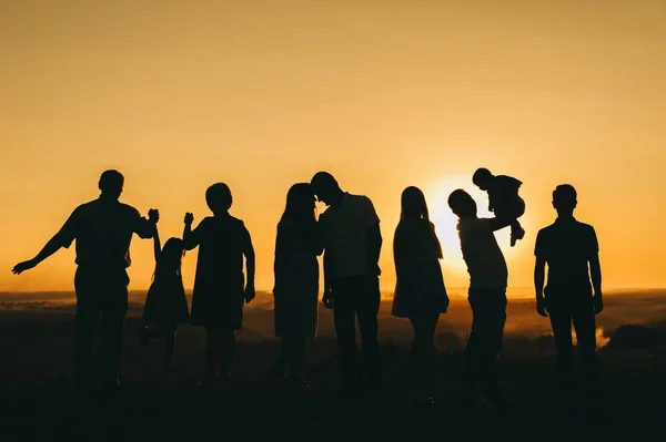 Familie Forskellige Generationer Opfylder Den Smukke Solnedgang Tid - Stock-foto