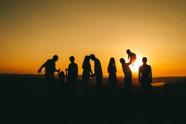 さまざまな世代の家族を満たす美しい日没時間 — ストック写真