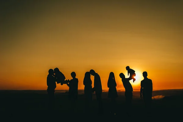 Οικογένεια Των Διαφορετικών Γενεών Πληροί Όμορφο Ηλιοβασίλεμα Χρόνο — Φωτογραφία Αρχείου