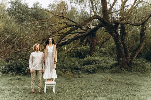 Hermosa Pareja Joven Vestida Estilo Boho Caminando Bosque Soleado — Foto de Stock