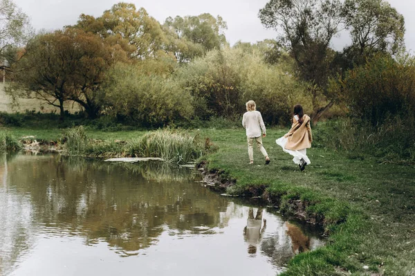 Belo Casal Roupas Livres Caminha Gramado Perto Lago Dia Ensolarado — Fotografia de Stock