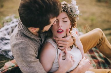 dağlarda tutkulu genç çift portresi