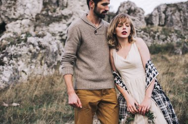 Sevgi dolu çift ayakta dağ tepe üzerinde 