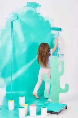 Sevimli küçük kız üç yıldır onarım daire duvar boyar. 