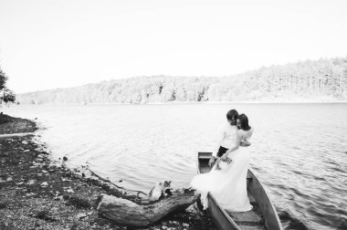 güzel genç Düğün çifti ile şirin bir kedi bir tekne