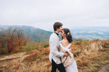 dağlarda kucaklayan mutlu yeni evli çift