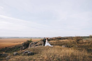 dağlarda poz güzel düğün çifti