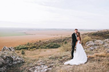 dağlarda poz güzel düğün çifti