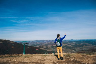 Kayanın üzerinde duran ve manzarayı yakışıklı delikanlı