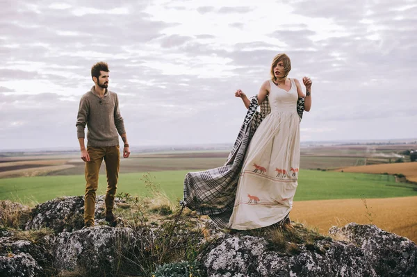 Couple Amoureux Debout Sur Sommet Montagne — Photo