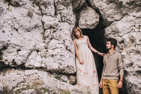 Jovem Casal Amoroso Posando Nas Montanhas — Fotografia de Stock