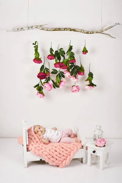 Schattige Pasgeboren Babymeisje Roze Lint Ligt Een Bed — Stockfoto
