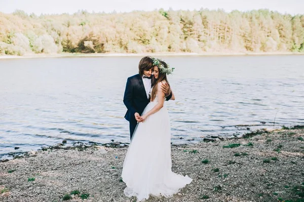 Όμορφο Νεαρό Ζευγάρι Μόλις Παντρεύτηκαν Στις Απέχει Πόδια Από Λίμνη — Φωτογραφία Αρχείου