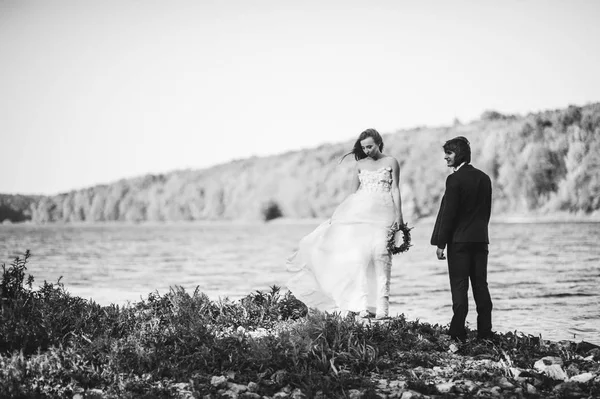 美丽的年轻夫妇刚刚结婚在湖边散步 — 图库照片