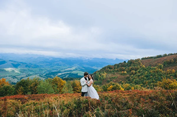 Feliz Casal Recém Casado Posando Nas Montanhas Outono — Fotografia de Stock