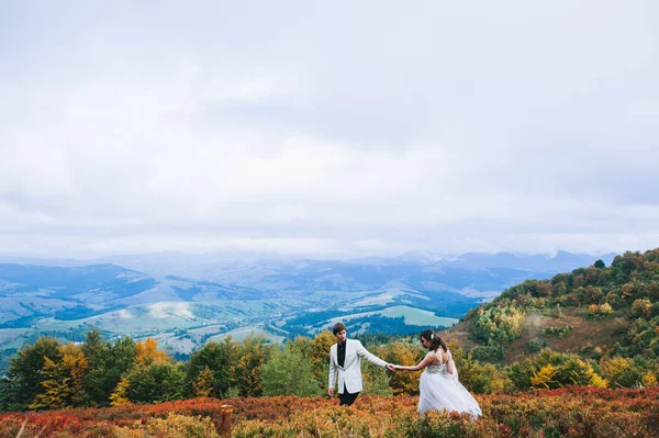 Casal Recém Casado Andando Nas Montanhas Outono — Fotografia de Stock