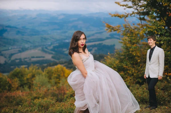 Feliz Casal Recém Casado Posando Nas Montanhas — Fotografia de Stock