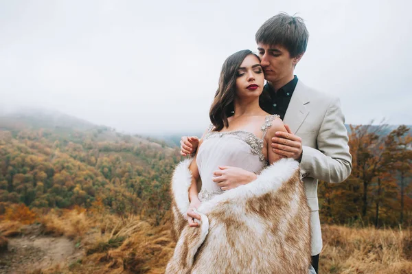 Glückliches Frisch Verheiratetes Paar Beim Kuscheln Den Bergen — Stockfoto