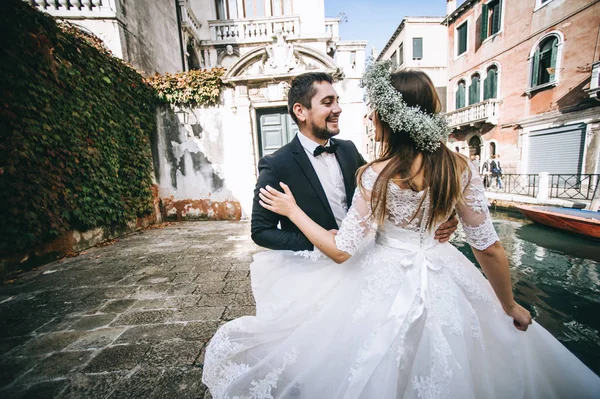 Schönes Hochzeitspaar Verbringt Zeit Venedig — Stockfoto