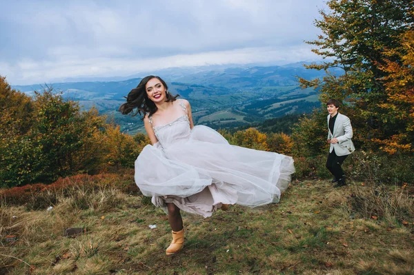 Feliz Pareja Recién Casada Divirtiéndose Las Montañas —  Fotos de Stock