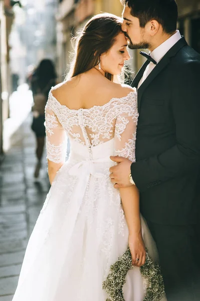 Bello Sposo Sposa Felice Strada — Foto Stock