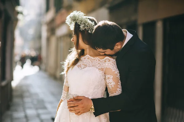 Bello Sposo Sposa Felice Strada — Foto Stock