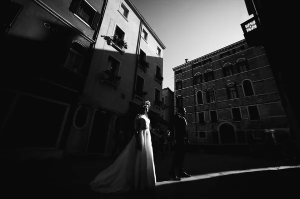 Μονόχρωμη Φωτογραφία Του Όμορφος Groom Και Ευτυχισμένη Νύφη Στην Οδό — Φωτογραφία Αρχείου