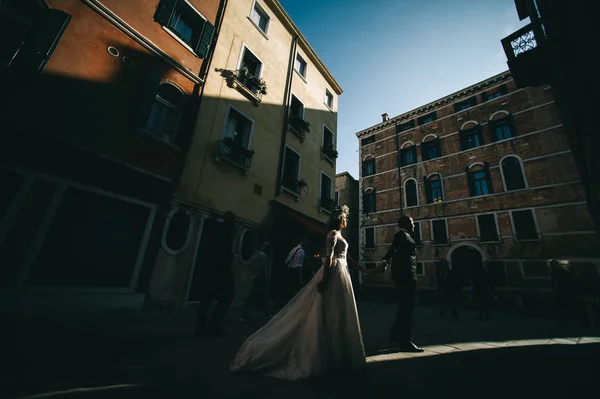 Όμορφος Groom Και Ευτυχισμένη Νύφη Στην Οδό — Φωτογραφία Αρχείου