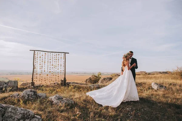 Hermosa Pareja Boda Posando Las Montañas —  Fotos de Stock