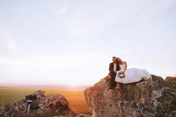 Beau Couple Mariage Posant Dans Les Montagnes — Photo