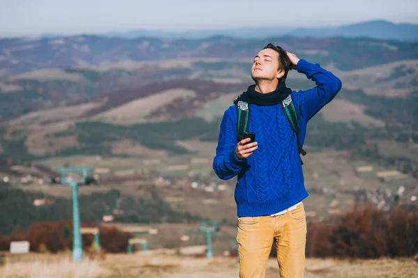 Genç Adam Alarak Fotoğraf Yanında Smartphone Dağ Tepe Üzerinde — Stok fotoğraf