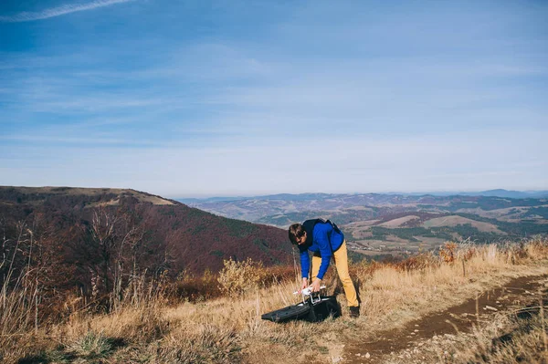 Jovem Segurando Drone Para Fotografia Aérea — Fotografia de Stock