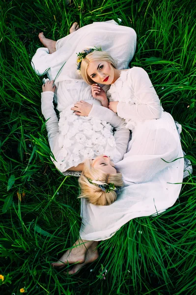 Dos Hermanas Gemelas Atractivas Tumbadas Sobre Hierba Verde —  Fotos de Stock