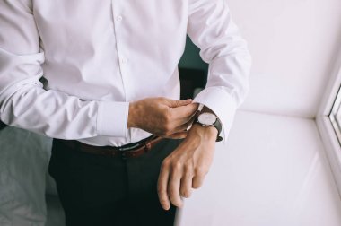 Kol saati arama damat Beyaz gömlekli görünüyor